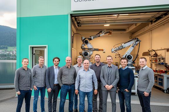Das Team von Goldach Mechatronics GmbH vor dem Firmensitz in Horn am Bodensee, bestehend aus Mechatronik-Ingenieuren und KI-Spezialisten, vor einer geöffneten Werkstatttür mit Roboterprototypen